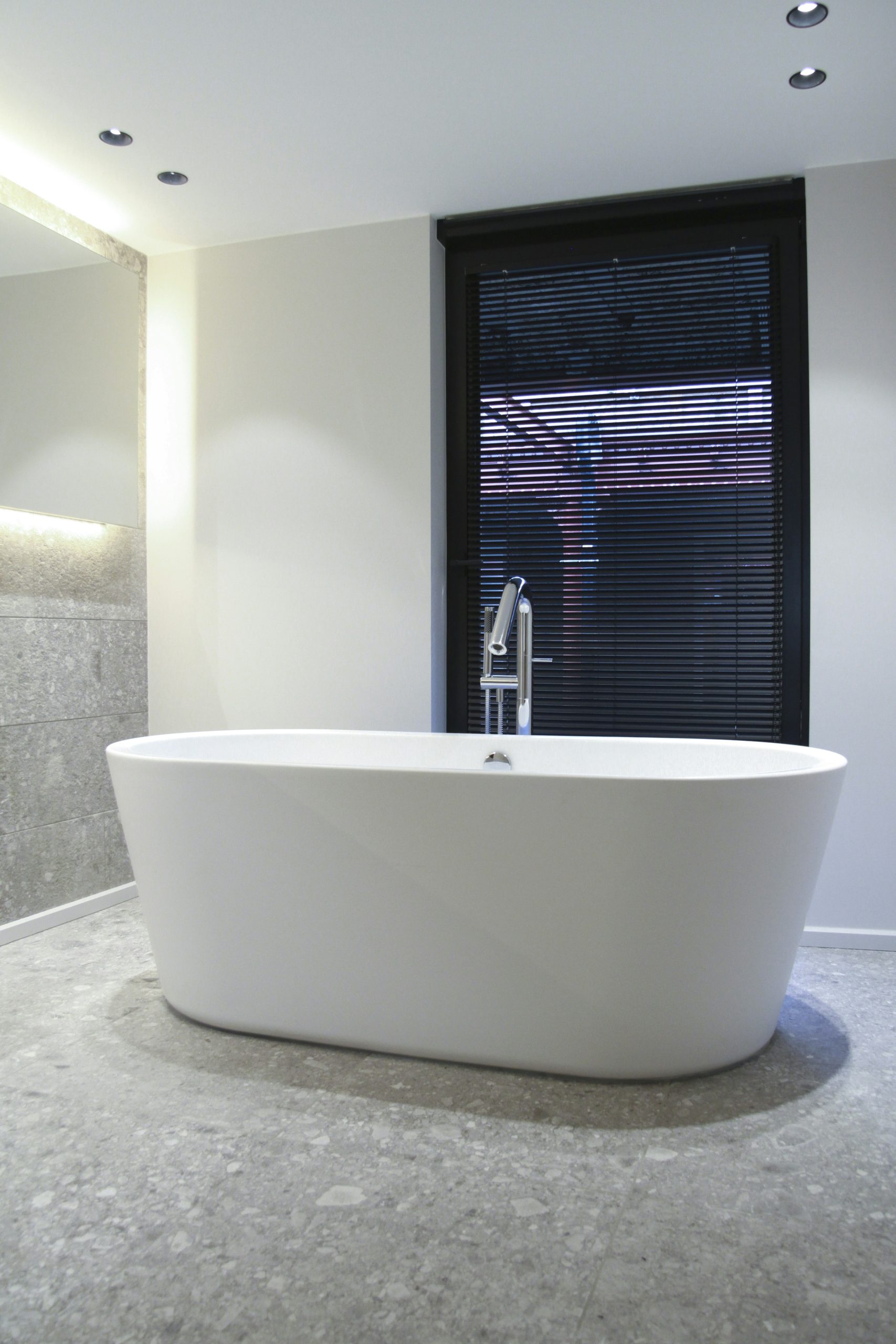 What Are the Benefits of Installing Bathtub Hand Rails in Your Bathroom?