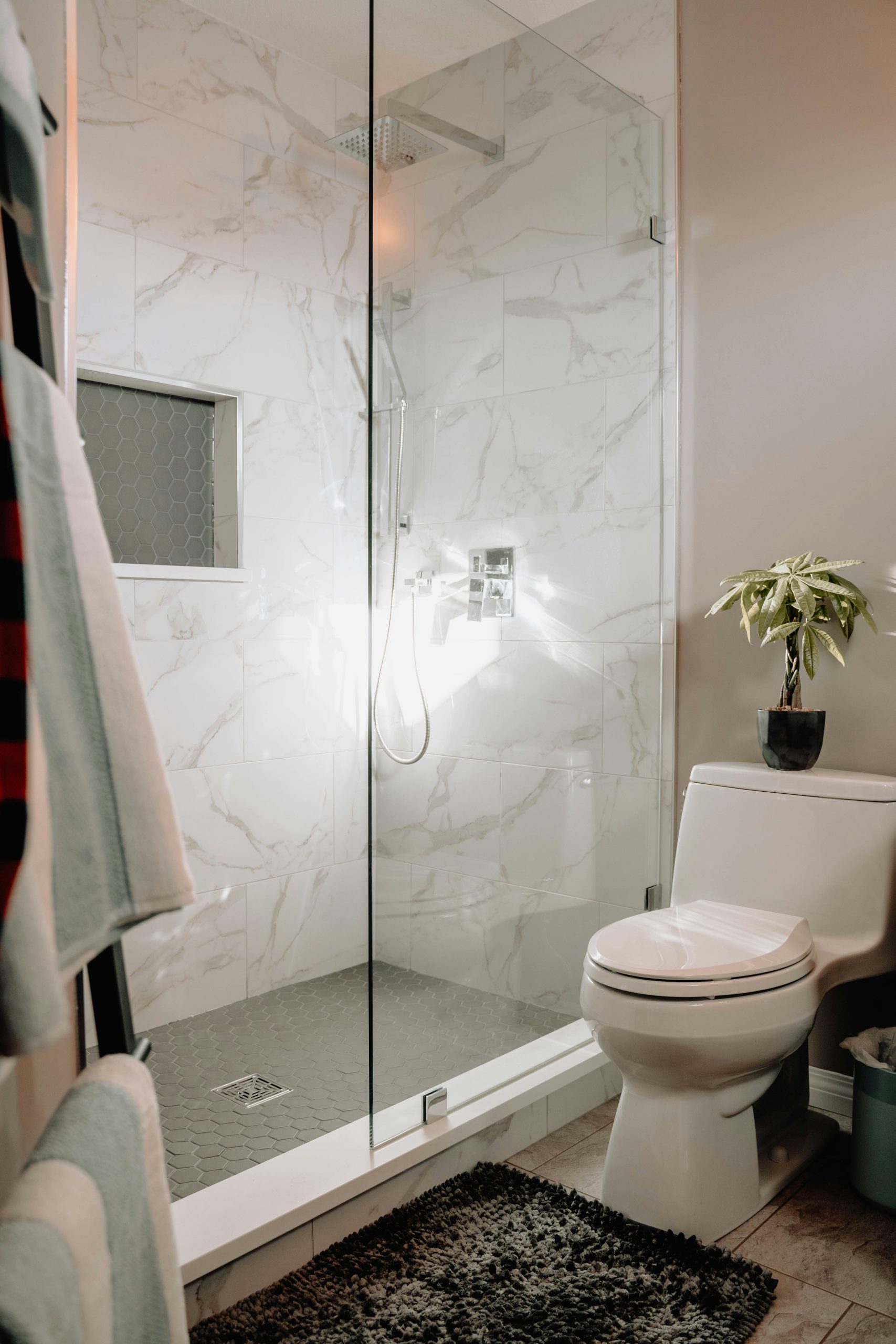 What Are the Advantages of Sliding Glass Shower Doors in Small Bathrooms?