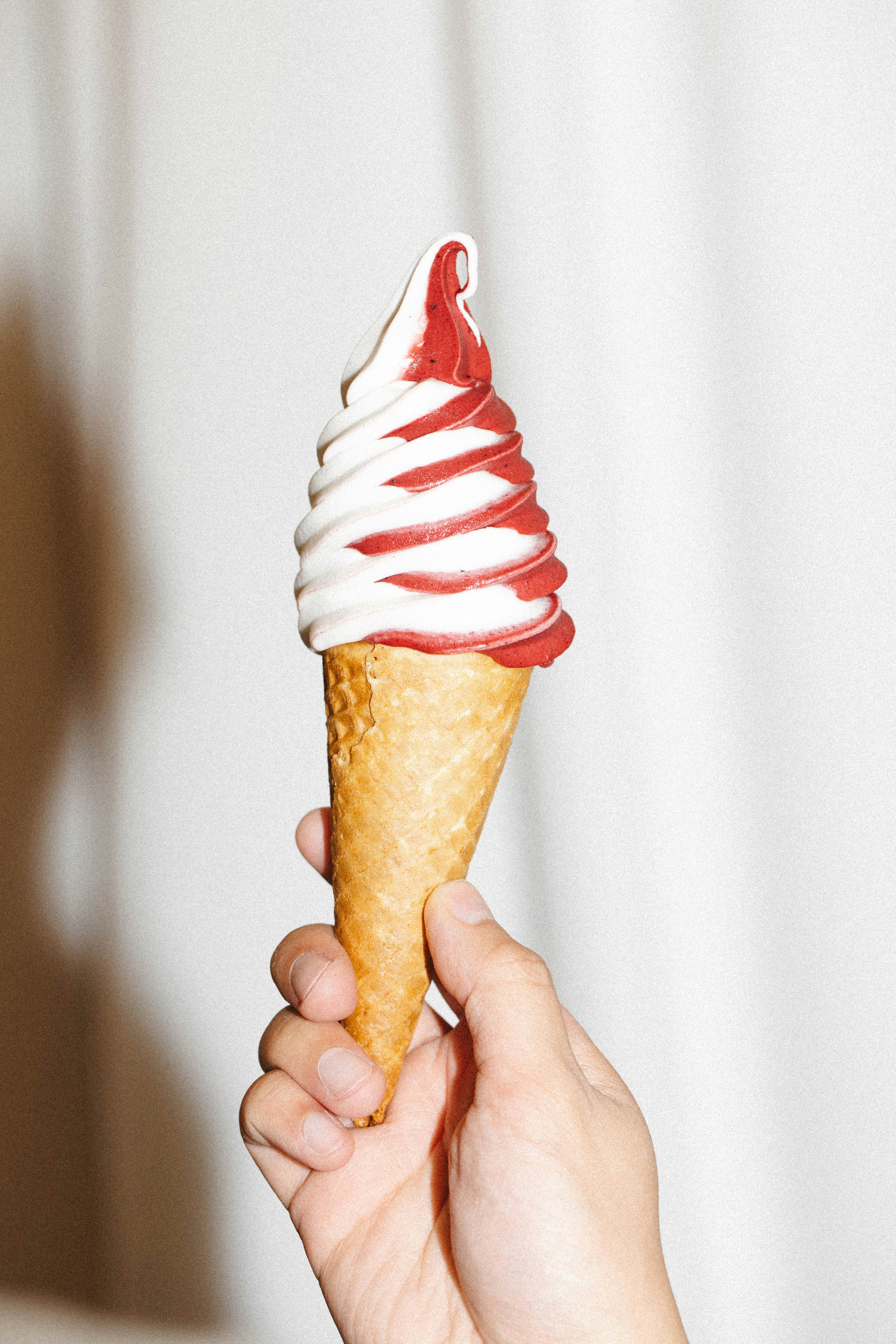 Space-saving soft serve vending machine